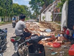 Dihantam Hujan Tinggi Disertai Angin Kencang, Bangunan Pagar Rumdin Wako Prabumulih Roboh