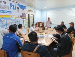 Charma Support P3J PWI Sumsel Bagi-bagi Buku UKW ke Peserta