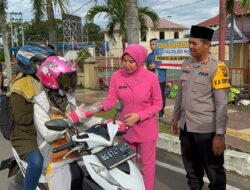 Kapolres Mura Bagikan Takjil Kepengguna Jalan