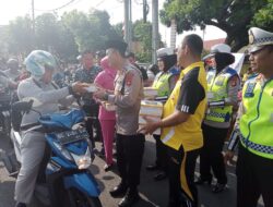 Jum’at Barokah, Kapolres Lubuklinggau Bersama Ibu Bhayangkari Bagikan Nasi Kotak