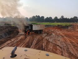 Diduga Belum Ada Kesepakatan, Warga Paldas Mengamuk 2 Unit Mobil Perusahaan Dibakar