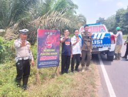 Kanit Reg Ident Sat Lantas Polres Muratara Pimpin Pasang Spanduk Himbauan
