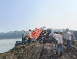 Truk Batubara KBU Terguling di Pelabuhan Servo Lintas Raya