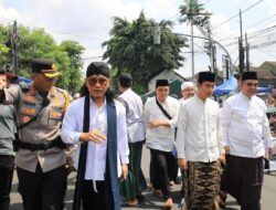 Gibran Hadir di Haul Habib Solo, Jemaah Antusias Menyapa sambil Berfoto