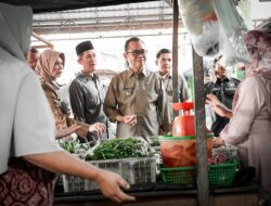 Bupati Hani Syopiar Rustam Bersama OPD Tinjau Langsung Harga Pokok di Pasar Pangkalan Balai