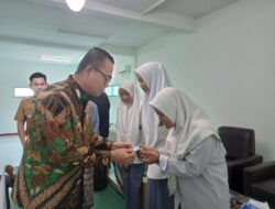 Pj Bupati Hani Syopiar Rustam Serahkan 90 KTP-E Pada Santri Ponpes Sabilul Hasanah