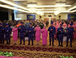 Jalin Sinergi Dengan Kepolisian, Pj Bupati Hani Syopiar Rustam Serahkan Beberapa Penghargaan Dari Kapolda Sumsel Kepada Kades, Bidan, Guru dan Entrepreneur Banyuasin 