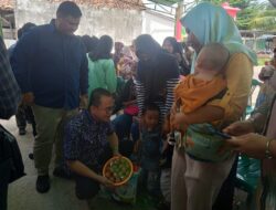 Datangi Rumah Warga, Pj Bupati Hani Syopiar Rustam Serahkan Bantuan Langsung Kepada Keluarga Beresiko Stunting
