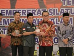 Rembuk Aktivis Sumsel, Pj Bupati Hani Syopiar Rustam Terima Penghargaan