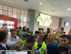 Mantan Wako Lubuklinggau 2 Periode, Didorong Oknum Pengurus Partai Saat Menyambut Kedatangan Capres Nomor Urut 1 Di Kota Lubuklinggau