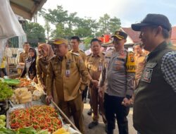 Kapolres Lubuklinggau AKBP Indra Arya Yudha Dampingi Pj Wako Sidak Di Pasar Moneng Sepati