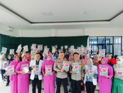 Mencegah Stunting, Kapolres Lubuklinggau AKBP Indra Arya Yudha Beserta Ibu Bhayangkari Bagikan Susu dan Makanan
