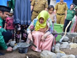Bupati Mura Hj Ratna Machmud Meletakkan Batu Pertama Pembangunan Rumah Nurlela