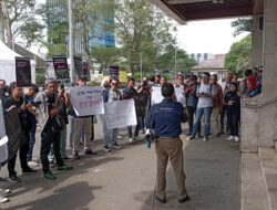 Ratusan Massa Koalisi Pers Sumsel Gelar Aksi Solidaritas Tolak RUU Penyiaran di Gedung DPRD Sumsel