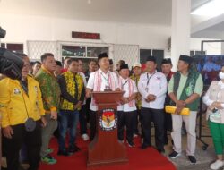 Ribuan Masyarakat Sambut Kedatangan Rodi Wijaya – Imam Senen di Kantor KPU Lubuklinggau