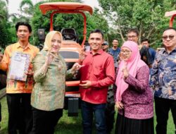 Bupati Mura Serahkan 15 Unit Bantuan Alsintan Berupa Traktor R4 Untuk Kelompok Tani di Mura