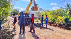 Pemkab Minim Anggaran, Masyarakat Swadaya Perbaiki Jalan Rusak