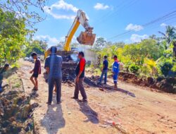 Pemkab Minim Anggaran, Masyarakat Swadaya Perbaiki Jalan Rusak