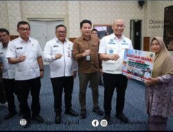 Wali Kota Lubuk Linggau Serahkan Bantuan Modal Usaha Kepada 120 Pelaku UMKM