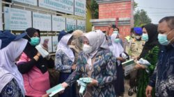 Antisipasi ISPA, Bupati Serta Wabup Musi Rawas Bagikan Masker Gratis di Sekolah dan Pasar